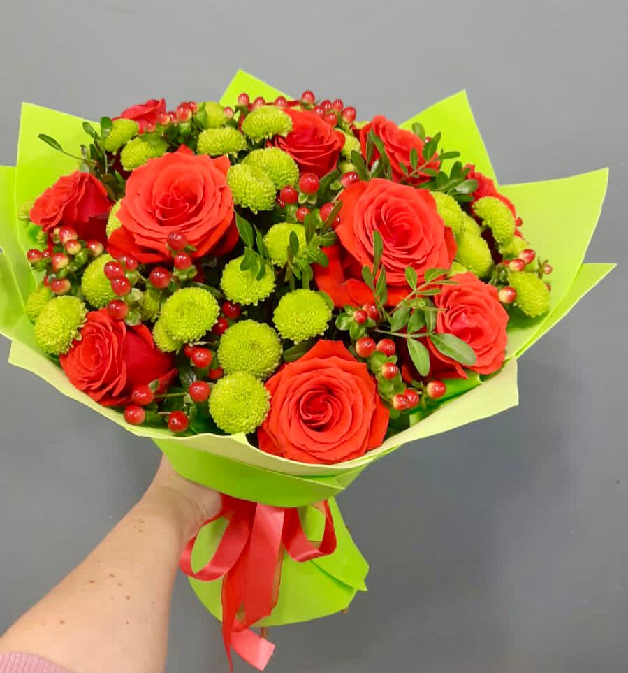 Букет цветов из: Хризантемы и Розы в Комгарон