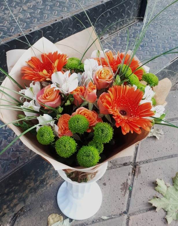 Букет цветов из: Герберы, Хризантемы, Альстромерии и Розы в Комгарон
