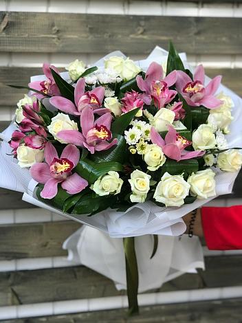 Букет цветов из: Розы и Хризантемы в Комгарон