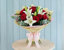 Букет цветов из:  Лилии и Розы в Комгарон