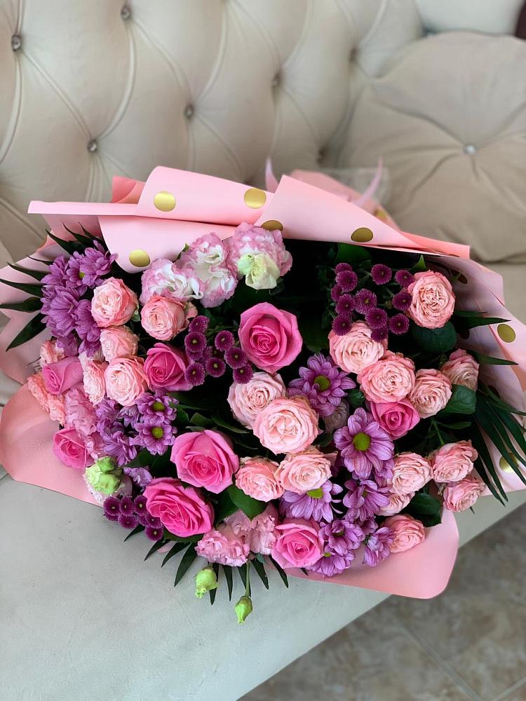 Букет цветов из: Хризантемы, Розы и Лизиантусы в Комгарон