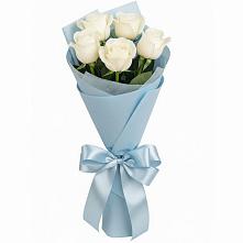 Букет 5 Белых роз Проуд в Комгарон
