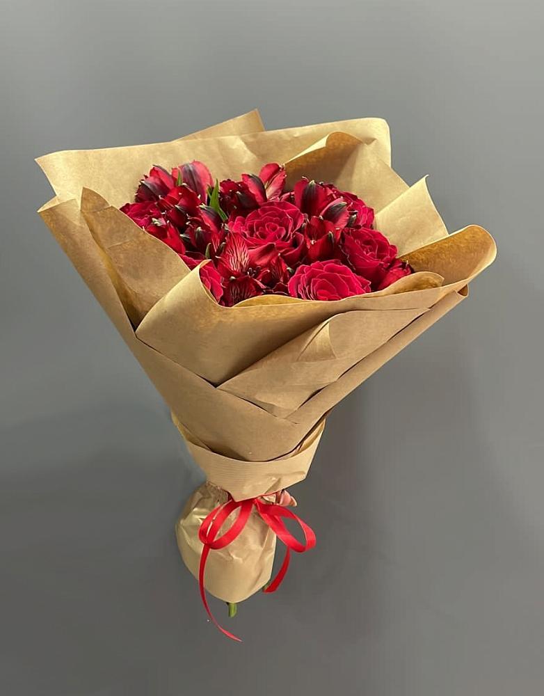 Букет цветов из: Альстромерии и Розы в Комгарон