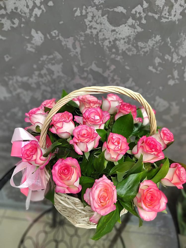 Цветочная композиция из Розы в корзине в Комгарон