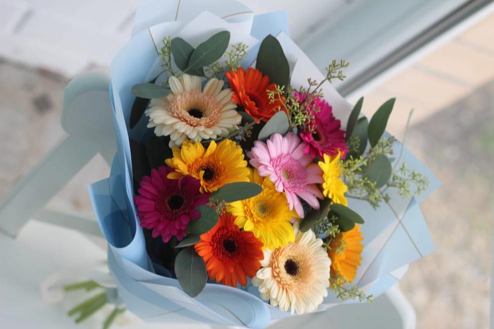 Букет цветов из: Герберы в Комгарон