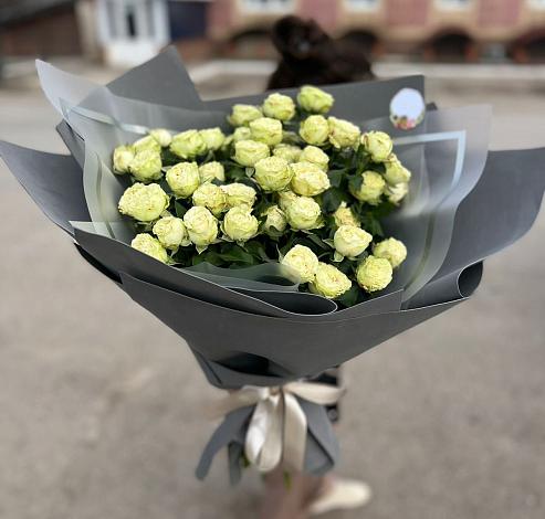 Букет Белые кустовые розы Солинеро в Комгарон