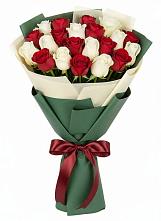Букет Микс из красных и белых роз в Комгарон