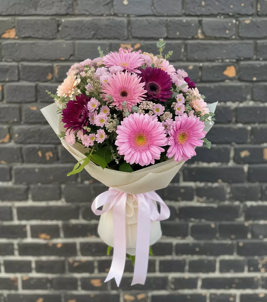 Букет цветов из: Герберы и Хризантемы в Комгарон