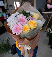 Букет цветов из:  Герберы, Розы и Хризантемы в Комгарон