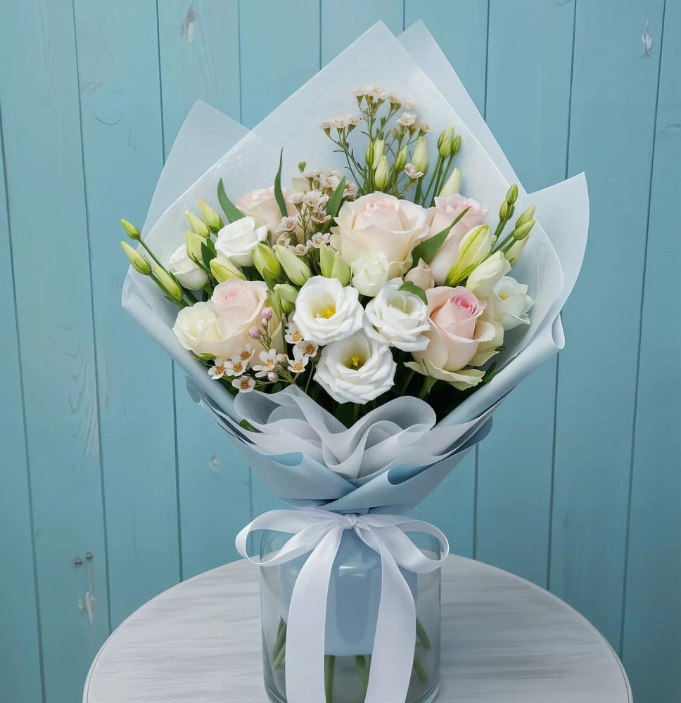 Букет цветов из: Розы и Лизиантусы в Комгарон