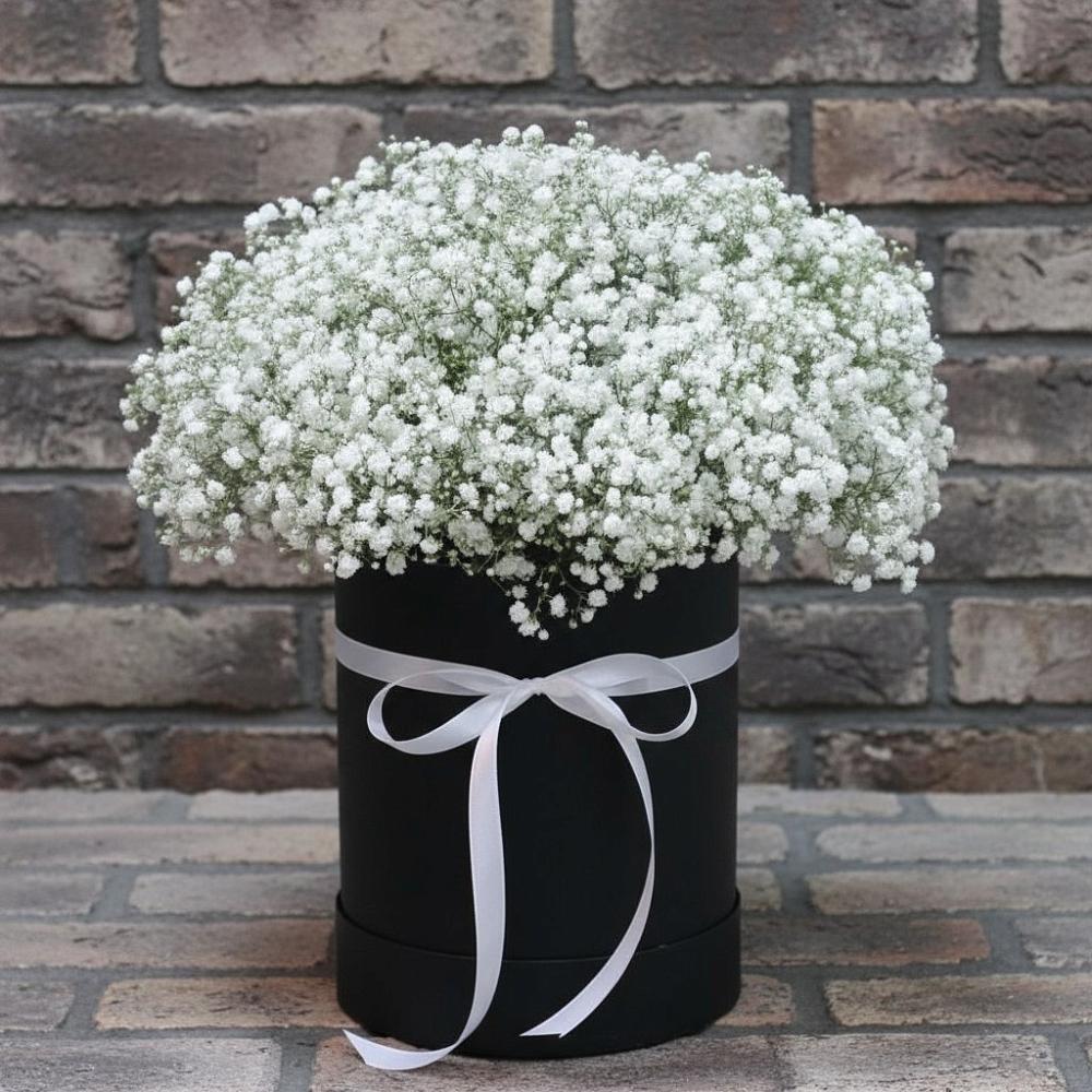 Цветочная композиция из Гипсофила в шляпной коробке в Комгарон