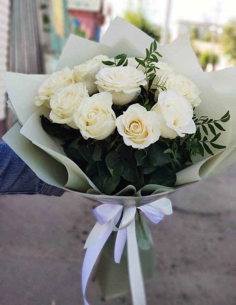 Букет Белые розы Проуд в Комгарон