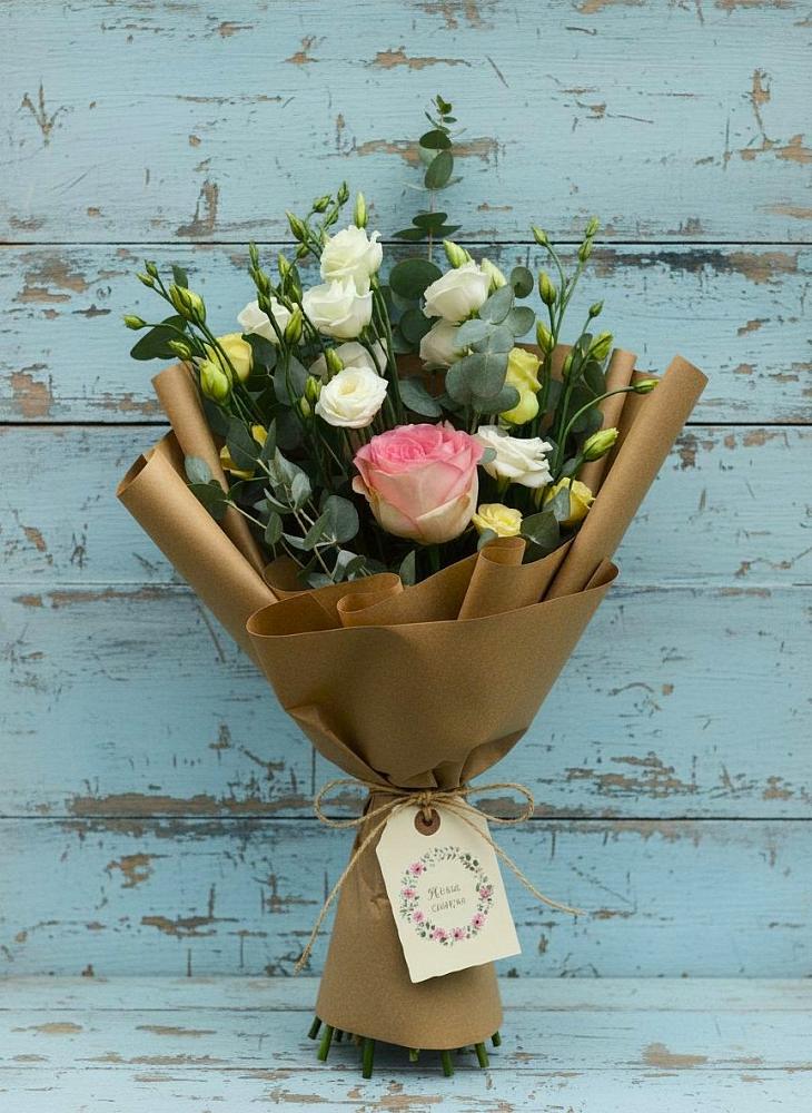 Букет цветов из: Розы и Лизиантусы в Комгарон