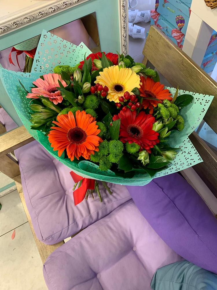 Букет цветов из: Герберы, Хризантемы и Альстромерии в Комгарон