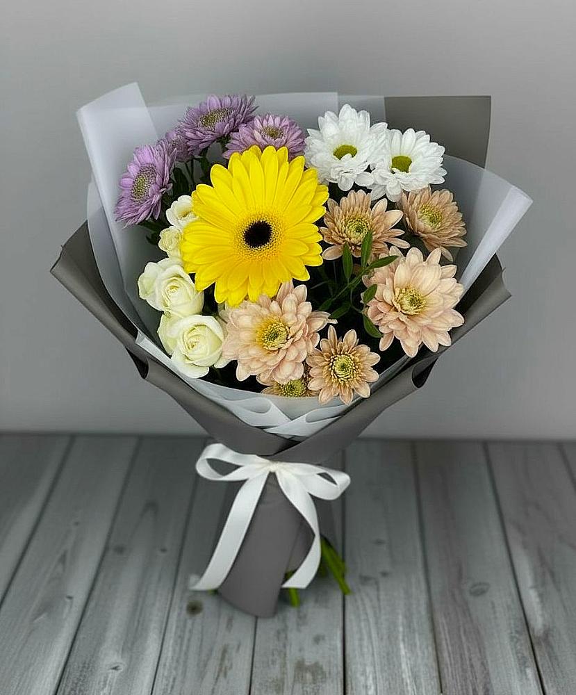 Букет цветов из: Розы, Герберы и Хризантемы в Комгарон