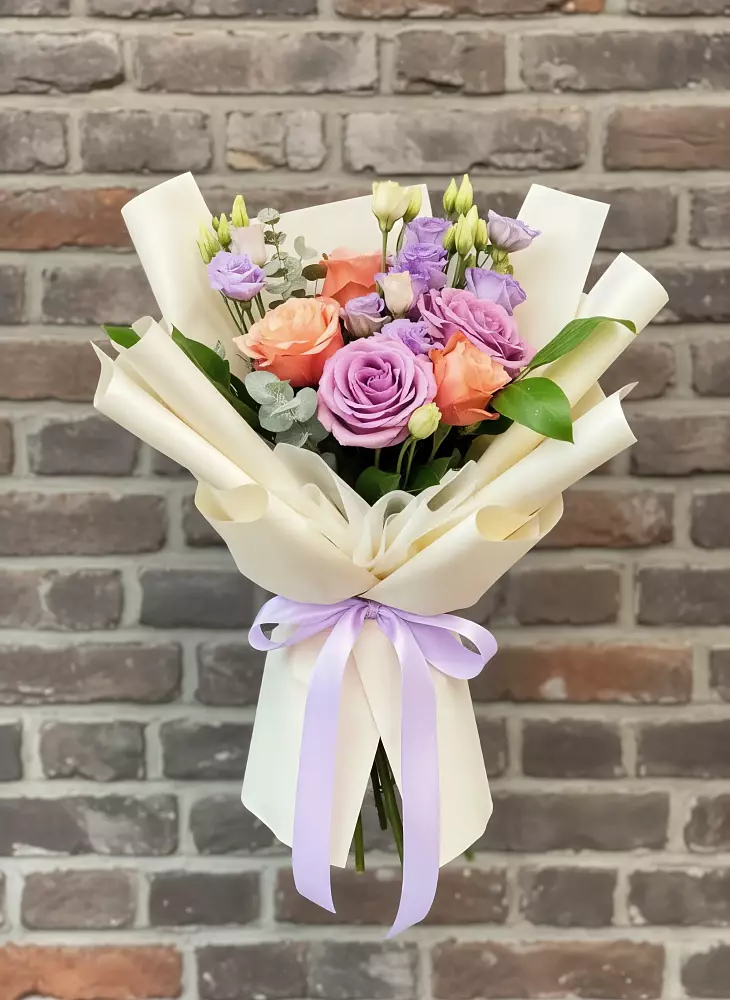 Букет цветов из: Лизиантусы и Розы в Комгарон