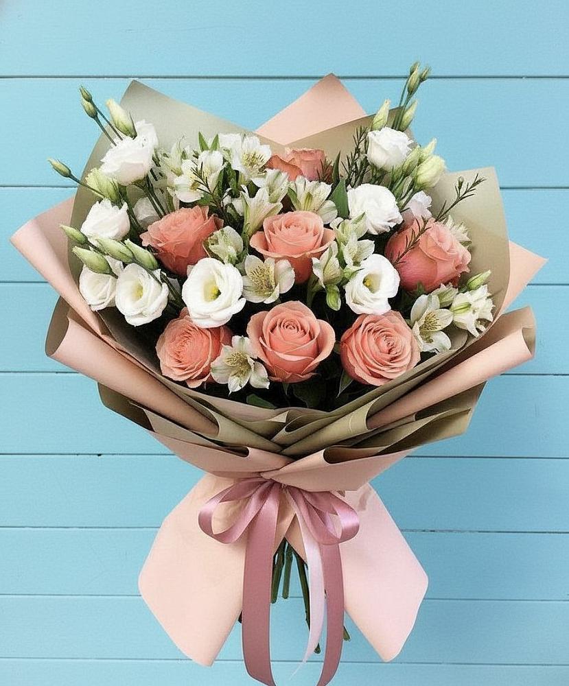 Букет цветов из: Розы, Альстромерии и Лизиантусы в Комгарон