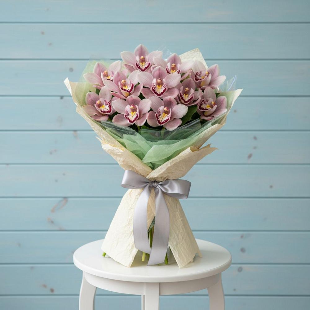 Букет цветов из: Орхидеи и Розы в Комгарон