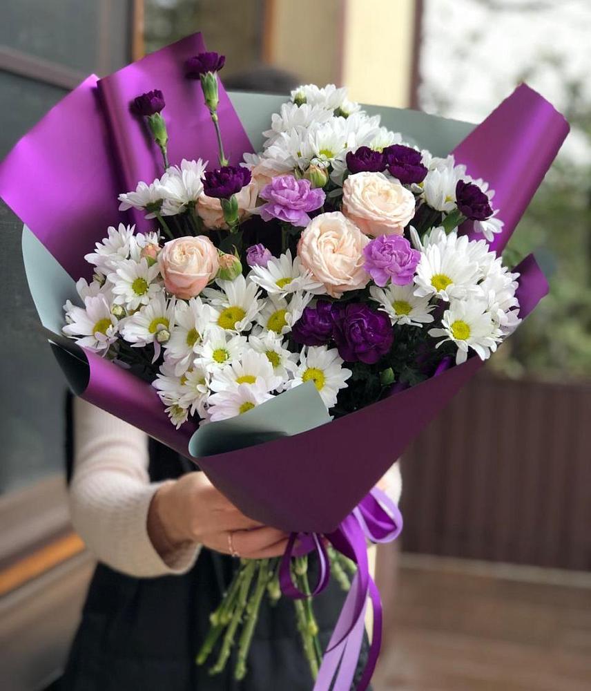 Букет цветов из: Хризантемы, Гвоздики и Розы в Комгарон