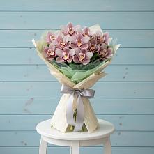 Букет цветов из:  Орхидеи и Розы #REPLACE_PRED# Комгарон