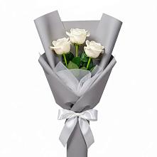 Букет 3 белые розы в Комгарон