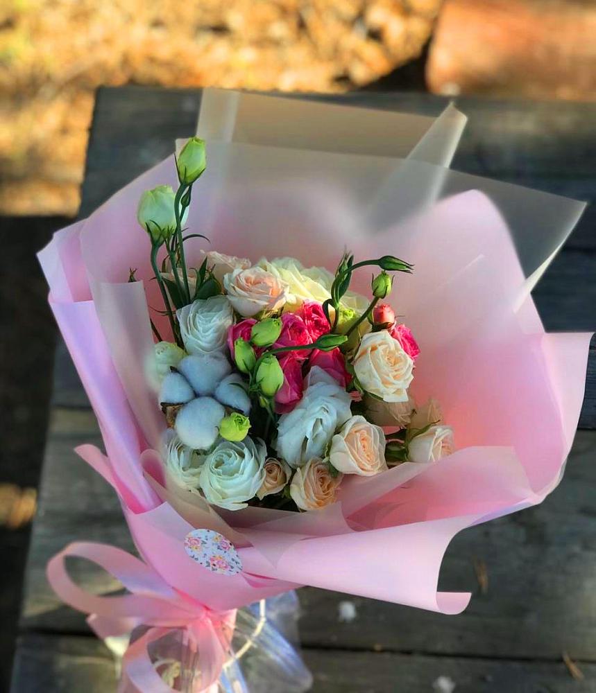 Букет цветов из: Розы и Лизиантусы в Комгарон