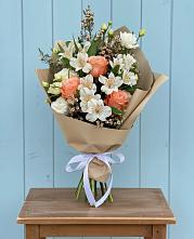 Букет цветов из:  Альстромерии, Лизиантусы, Розы и Хризантемы в Комгарон