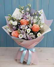 Букет цветов из:  Лизиантусы, Розы, Альстромерии и Гипсофила в Комгарон