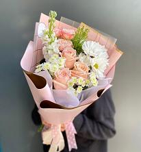 Букет цветов из:  Хризантемы и Розы в Комгарон