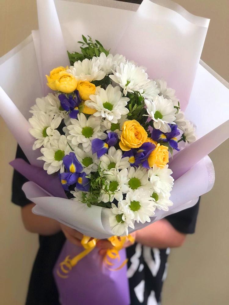 Букет цветов из: Ирисы, Хризантемы и Розы в Комгарон
