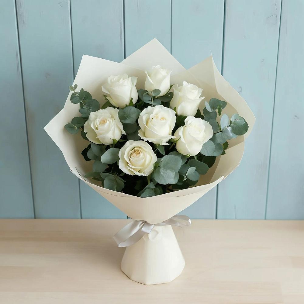 Букет Белые розы в Эвкалипте в Комгарон