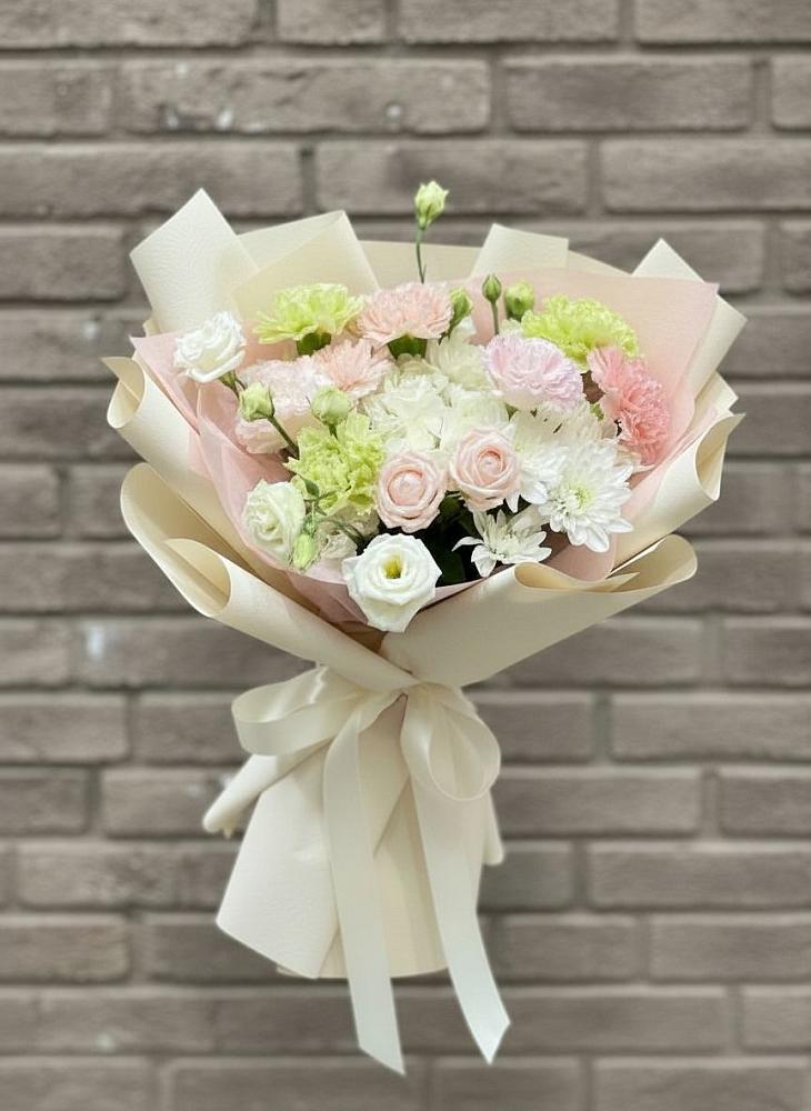 Букет цветов из: Гвоздики, Розы, Лизиантусы и Хризантемы в Комгарон