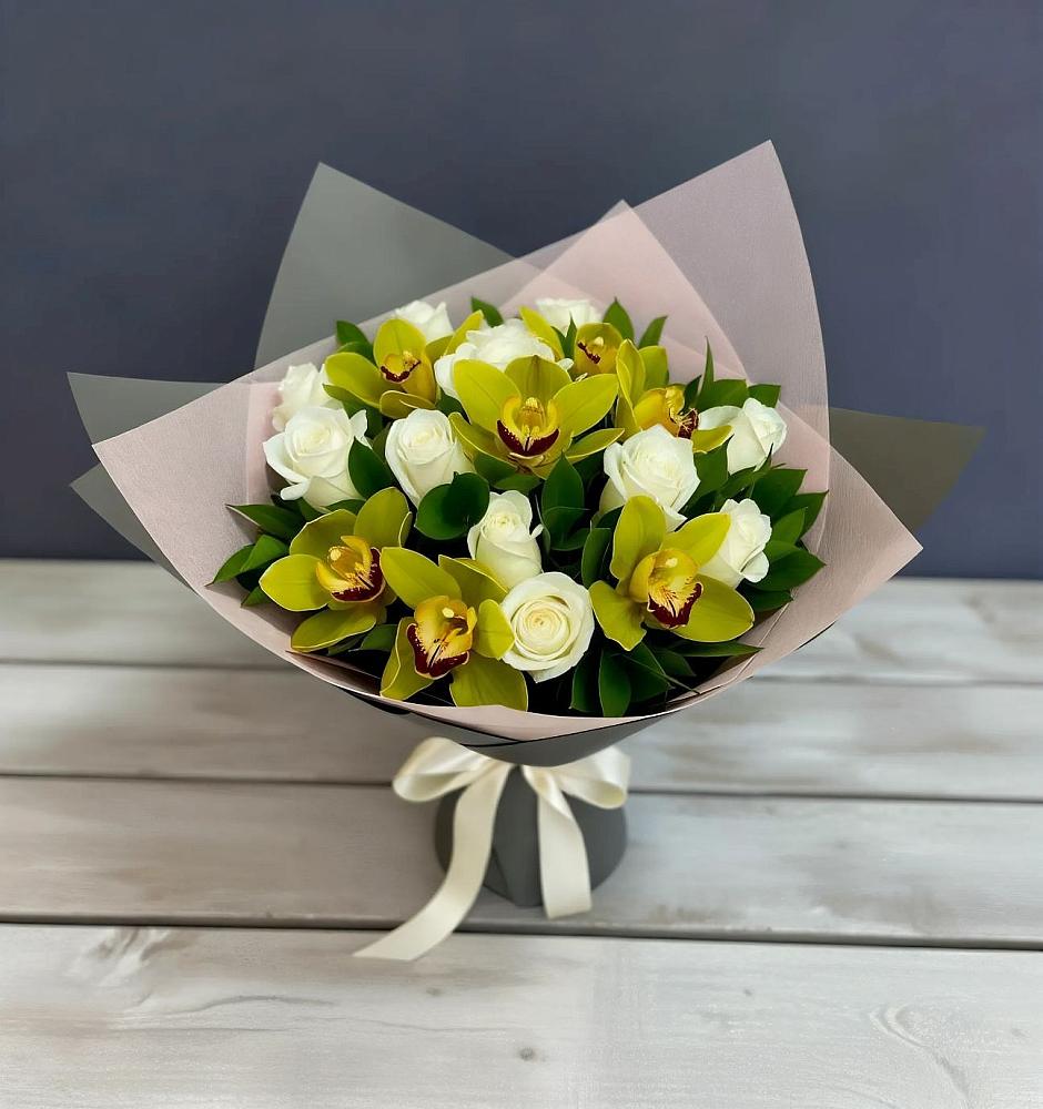 Букет цветов из: Орхидеи и Розы в Комгарон