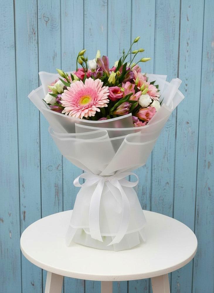 Букет цветов из: Герберы, Альстромерии и Лизиантусы в Комгарон