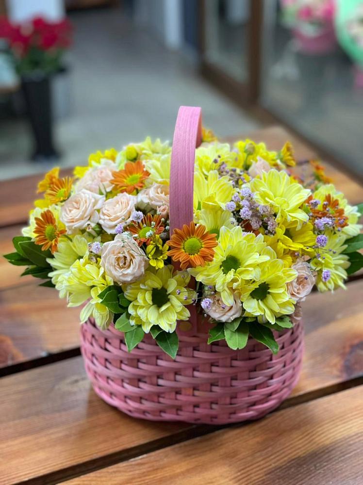 Цветочная композиция из Хризантемы и Розы в корзине в Комгарон