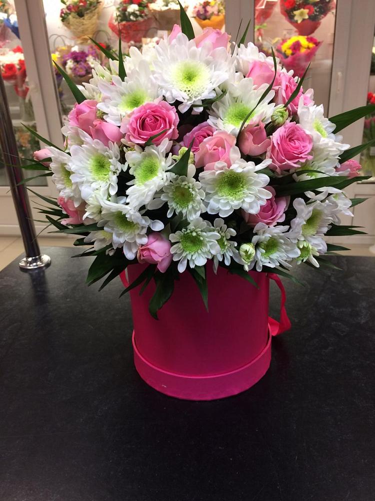 Цветочная композиция из Розы и Хризантемы в шляпной коробке в Комгарон