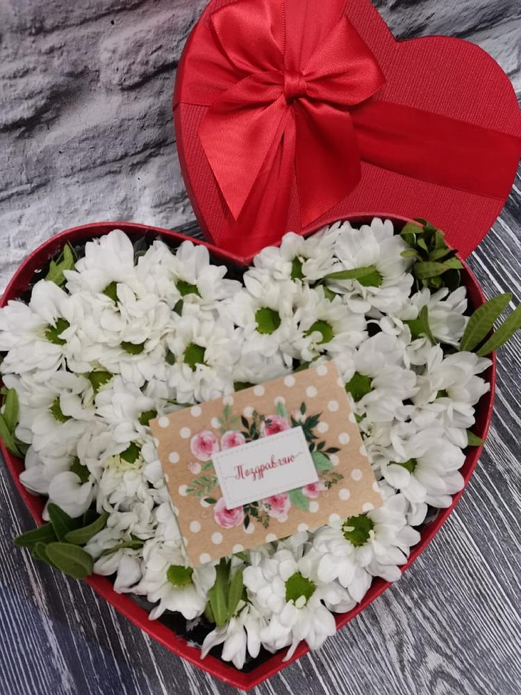 Цветочная композиция из Хризантемы в виде сердца в Комгарон