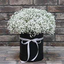 Цветочная композиция из Гипсофила в шляпной коробке в Комгарон