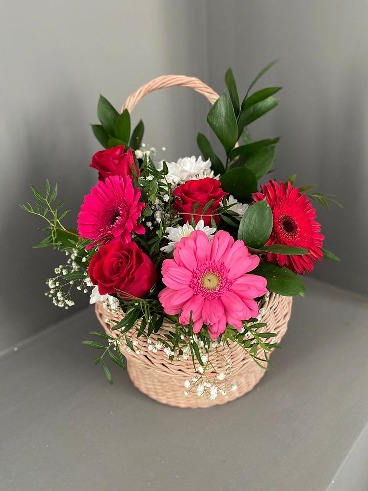 Цветочная композиция из Розы, Хризантемы и Герберы в корзине в Комгарон