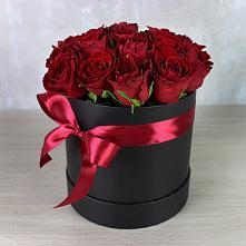 Цветочная композиция из Розы в шляпной коробке в Комгарон