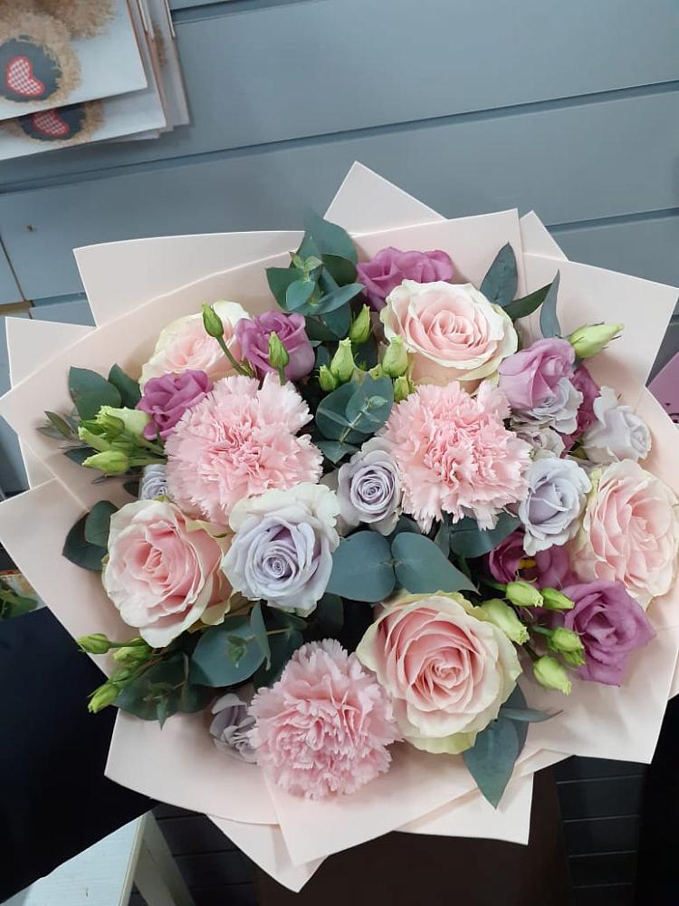 Букет цветов из: Розы, Гвоздики и Лизиантусы в Комгарон