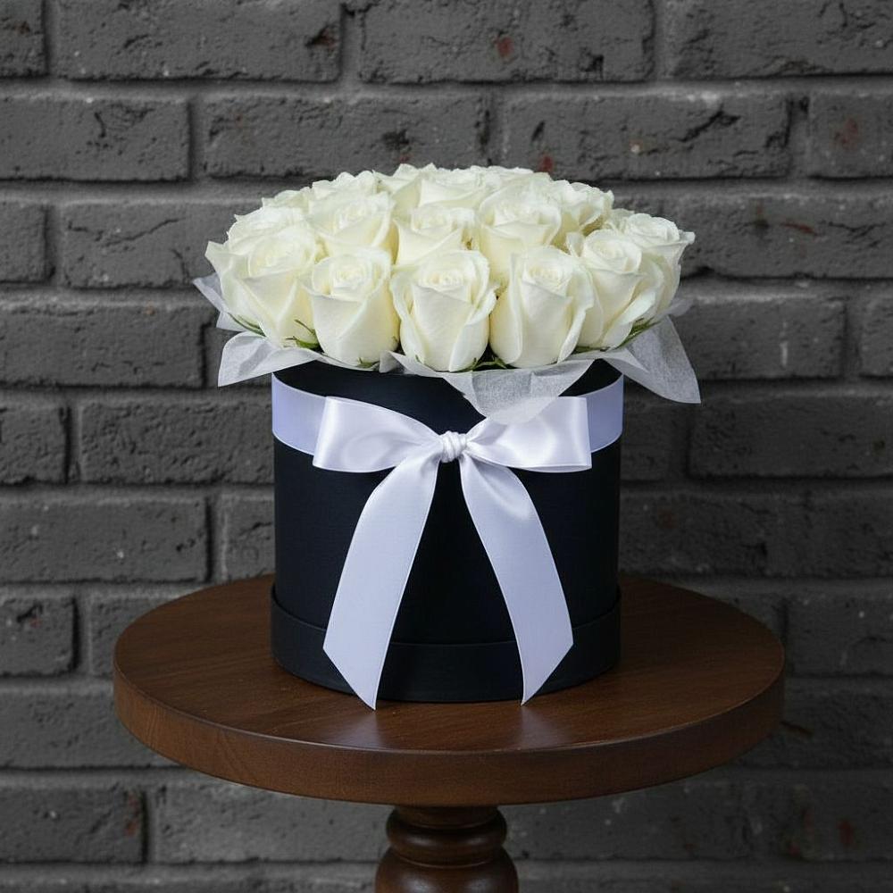 Цветочная композиция из Розы в шляпной коробке в Комгарон