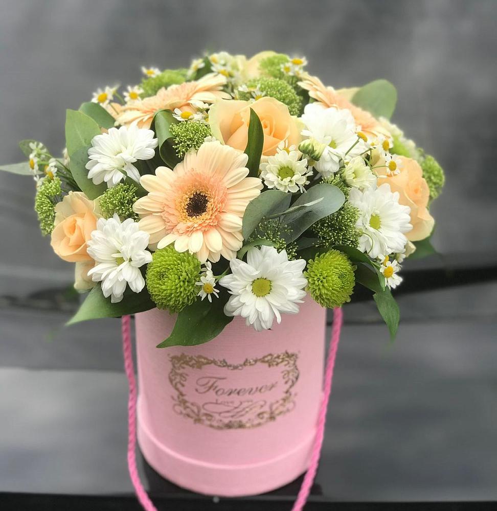 Цветочная композиция из Розы, Герберы и Хризантемы в шляпной коробке в Комгарон