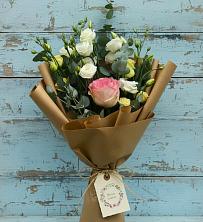 Букет цветов из:  Розы и Лизиантусы в Комгарон