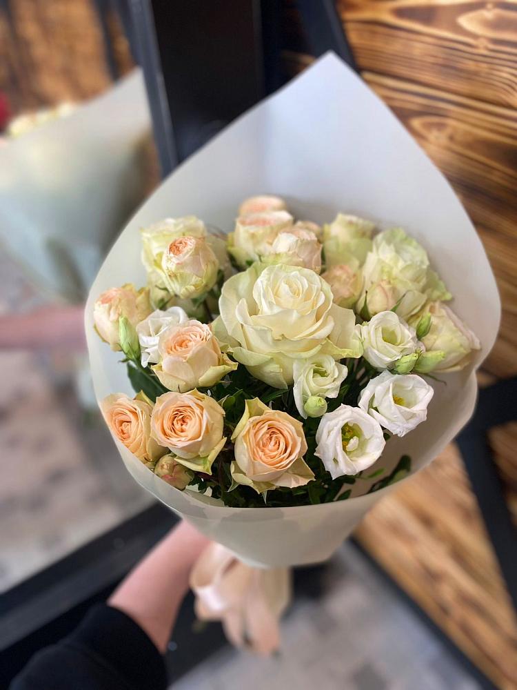 Букет цветов из: Розы и Лизиантусы в Комгарон