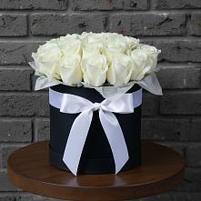 Цветочная композиция из Розы в шляпной коробке в Комгарон