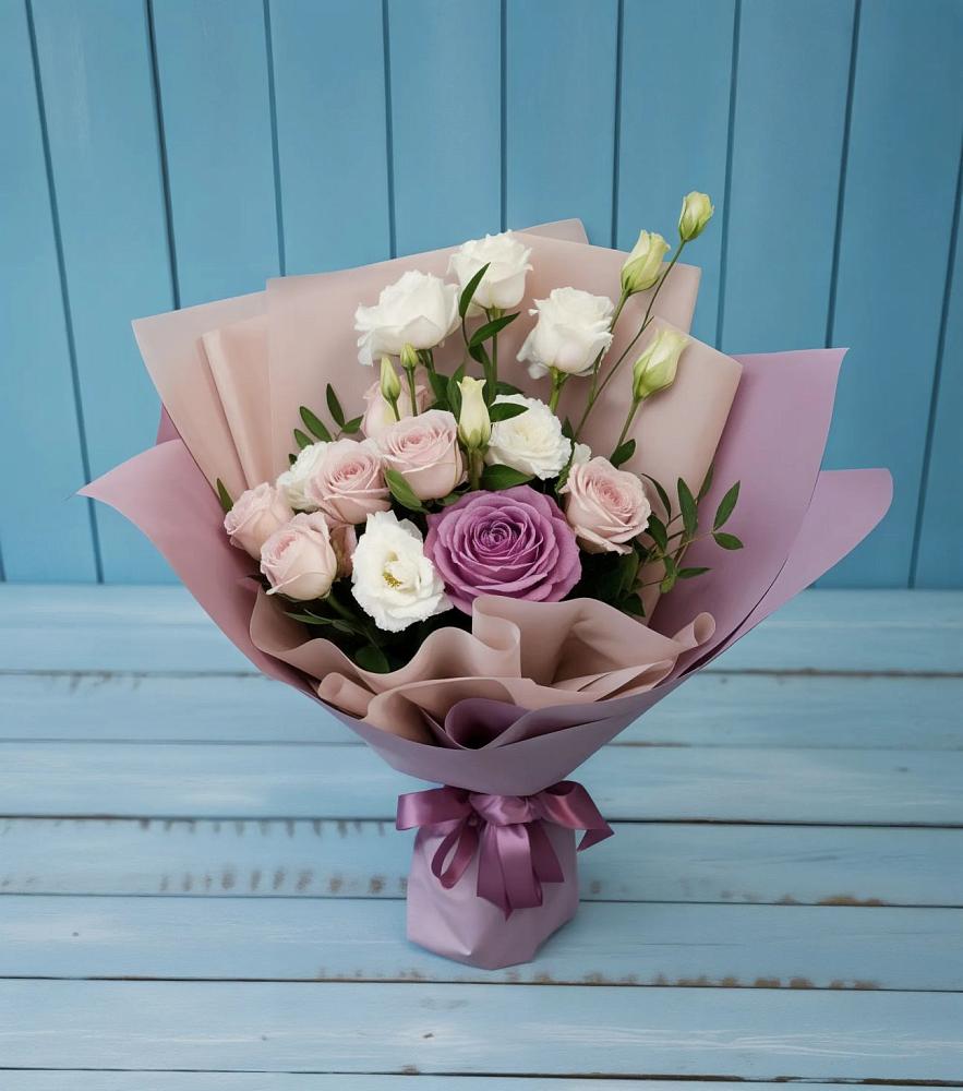 Букет цветов из: Розы и Лизиантусы в Комгарон